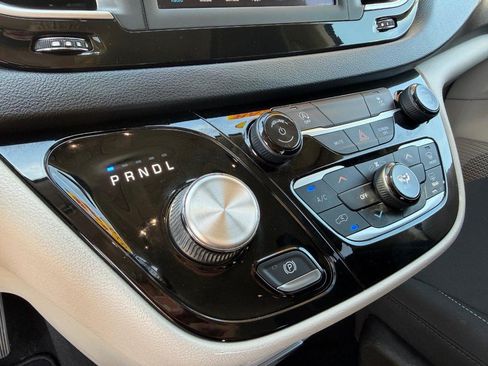 Used 2020 Chrysler Voyager LX FWD image 35