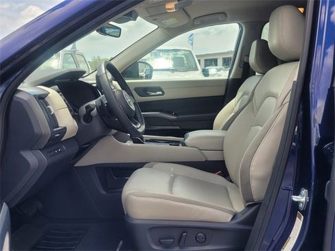 Used 2024 Nissan Pathfinder SL image 16