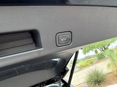 Certified 2025 GMC Acadia Elevation FWD image 11