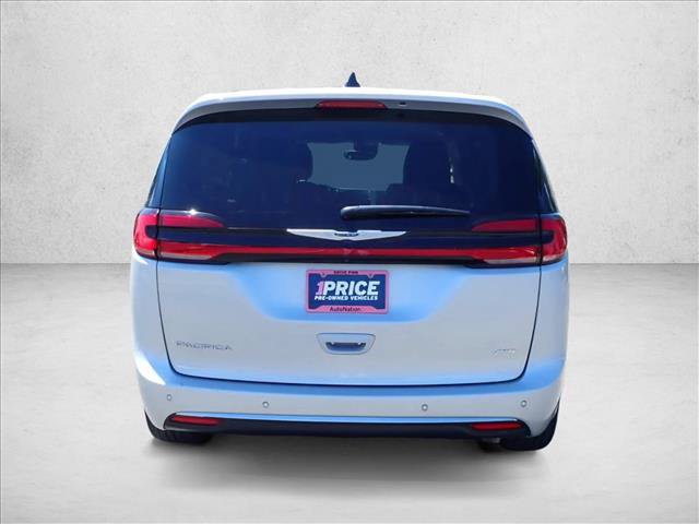 Used 2023 Chrysler Pacifica Touring-L AWD/4WD image 3