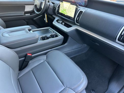 New 2025 Ford Expedition Active image 18