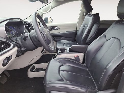 Used 2023 Chrysler Pacifica Touring-L image 9