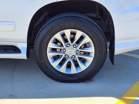 Used 2017 Lexus GX 460 Premium image 8