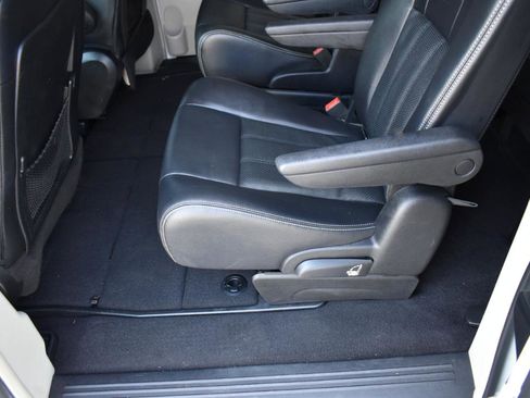 Used 2014 Chrysler Town & Country Touring-L w/ Driver Convenience Group FWD image 25