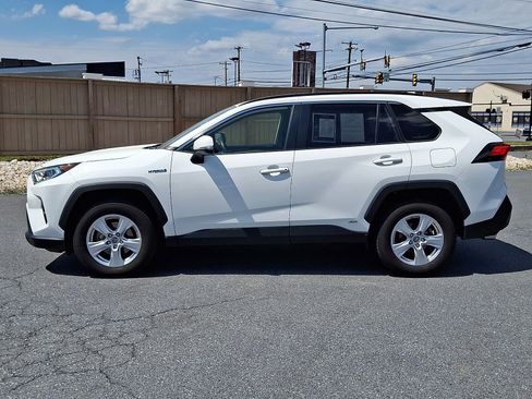 Used 2019 Toyota RAV4 XLE w/ Carpet Mat Package AWD/4WD image 8