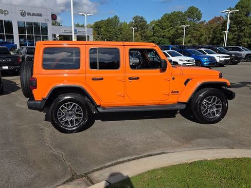 Used 2025 Jeep Wrangler Unlimited Sahara AWD/4WD image 13