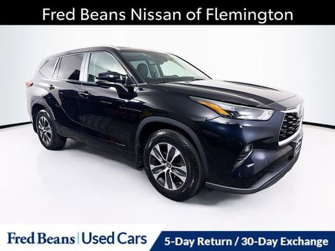 Used 2023 Toyota Highlander XLE AWD/4WD image 1