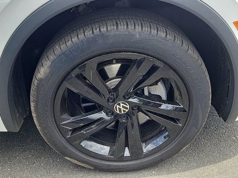 Used 2024 Volkswagen Tiguan SE R-Line AWD/4WD image 10