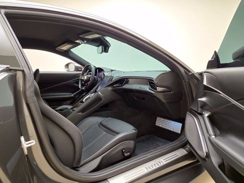 Used 2022 Ferrari Roma RWD image 25