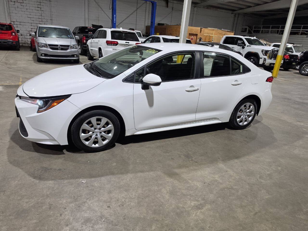 Used 2020 Toyota Corolla LE FWD image 3