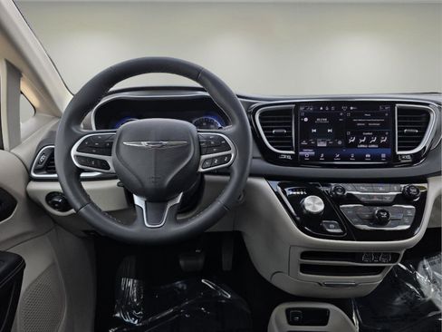 Used 2024 Chrysler Pacifica Touring-L image 4