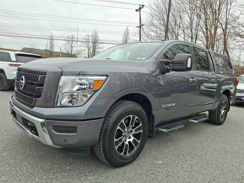 Used 2021 Nissan Titan SV w/ SV Convenience Package image 3