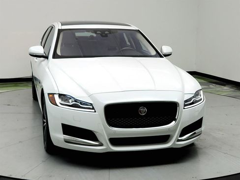 Used 2020 Jaguar XF Prestige AWD/4WD image 2