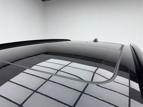 Used 2019 Volvo XC40 T5 R-Design image 13