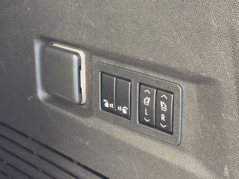 Used 2022 Chevrolet Tahoe Z71 w/ Luxury Package image 16