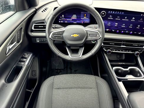 Used 2025 Chevrolet Traverse LT w/ Sun and Wheel Package image 23