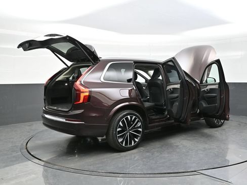 Used 2025 Volvo XC90 B5 Ultra AWD/4WD image 45