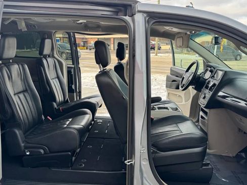 Used 2015 Chrysler Town & Country Touring image 21