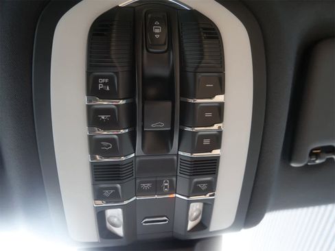 Certified 2024 Porsche Macan image 25