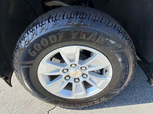 Used 2025 Chevrolet Silverado 1500 LT AWD/4WD image 11