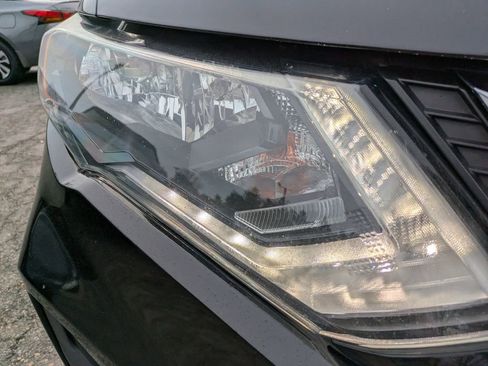 Used 2018 Nissan Rogue SV image 11