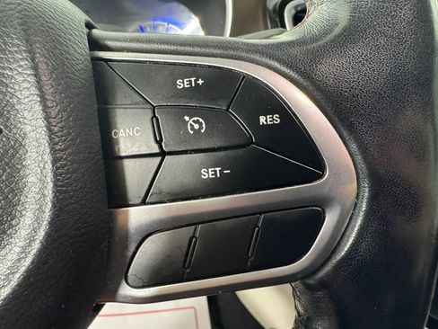 Used 2019 Chrysler Pacifica Touring-L FWD image 15