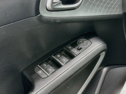 Used 2025 Kia Soul LX w/ LX Technology Package FWD image 15