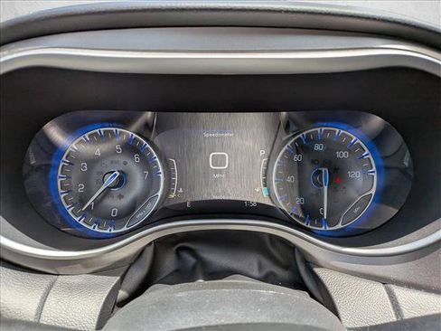 Used 2022 Chrysler Pacifica Touring-L FWD image 10