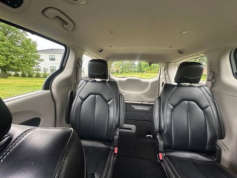 Used 2023 Chrysler Pacifica Touring-L FWD image 31