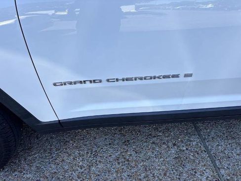 Used 2023 Jeep Grand Cherokee Laredo w/ Luxury Tech Group I AWD/4WD image 32