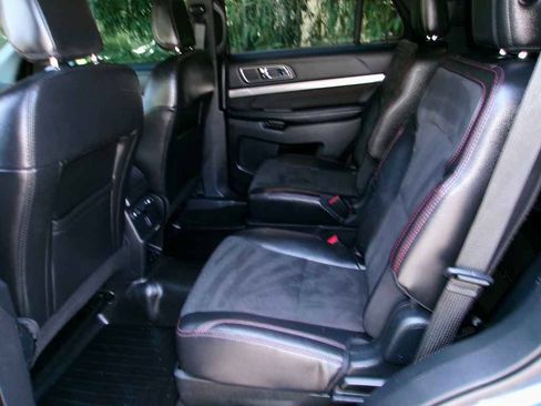 Used 2018 Ford Explorer XLT w/ Equipment Group 202A AWD/4WD image 7