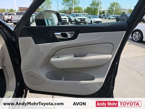 Used 2022 Volvo XC60 B5 Momentum w/ Climate Package AWD/4WD image 38