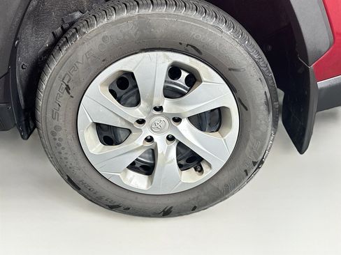 Used 2020 Toyota RAV4 LE FWD image 11