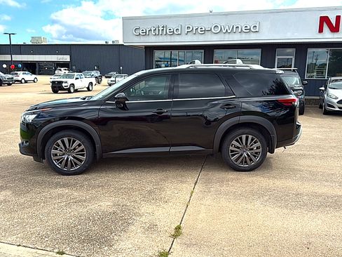 Used 2024 Nissan Pathfinder SL w/ SL Premium Package FWD image 2