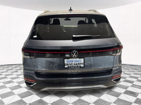 Used 2025 Volkswagen Taos SE w/ Panoramic Sunroof Package image 8