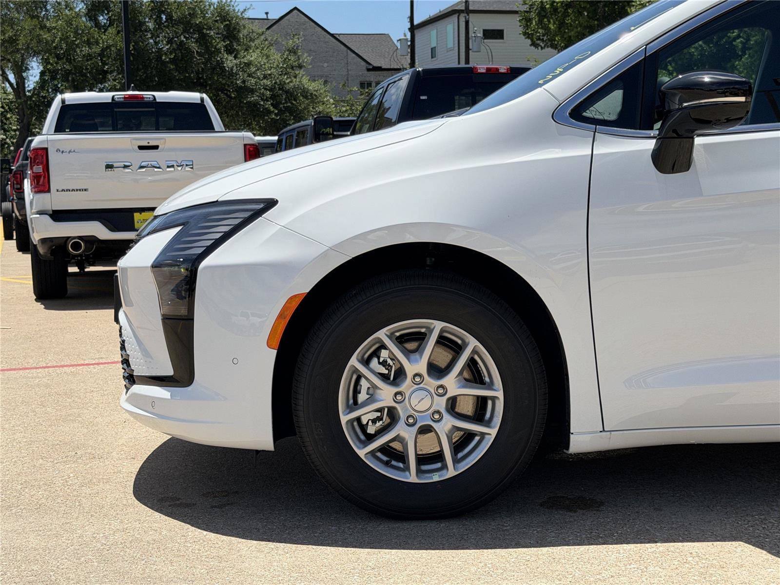 New 2027 Chrysler Pacifica Select FWD image 9