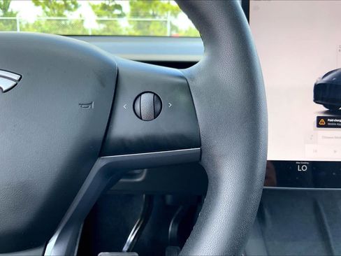 Used 2025 Tesla Model Y Long Range AWD/4WD image 23