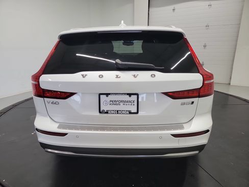 Used 2025 Volvo V60 B5 Cross Country Plus AWD/4WD image 8