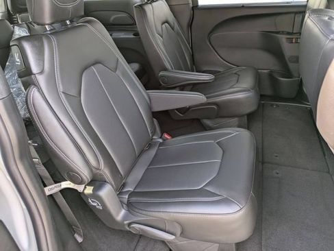 New 2027 Chrysler Pacifica Select FWD image 32