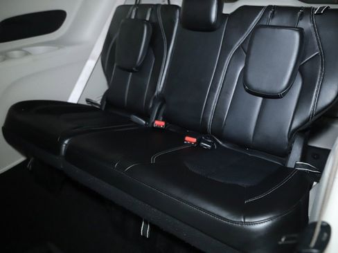 Used 2024 Chrysler Pacifica Touring-L image 13