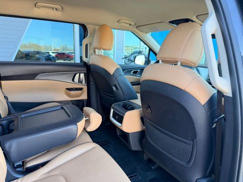 Used 2024 Kia Carnival LX image 21