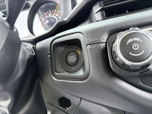 Used 2025 Jeep Wrangler Unlimited Sahara w/ Safety Group AWD/4WD image 20