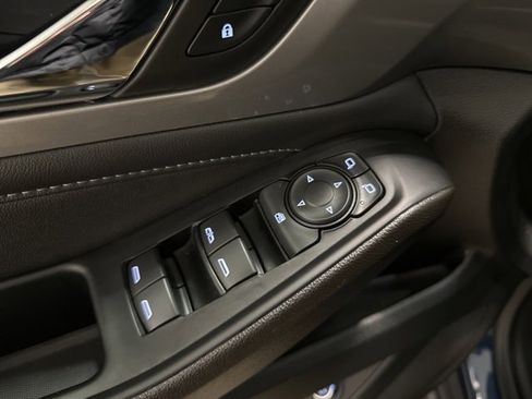 Used 2023 Chevrolet Traverse LT image 11