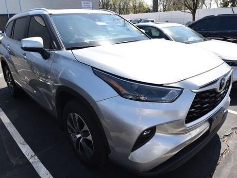 Used 2023 Toyota Highlander XLE image 4