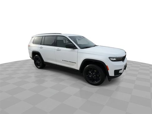 Used 2025 Jeep Grand Cherokee L Altitude image 2