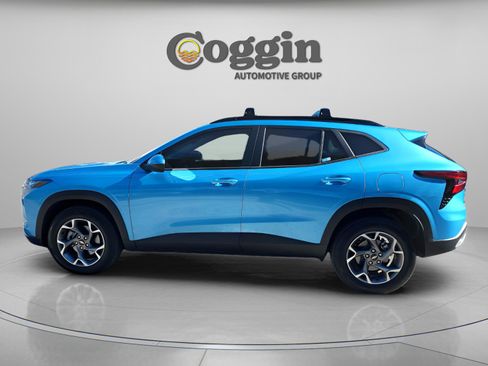 Used 2025 Chevrolet Trax LT w/ Driver Confidence Package image 2