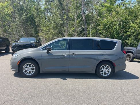 Used 2025 Chrysler Pacifica Select FWD image 2