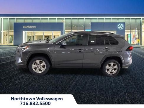 Used 2025 Toyota RAV4 XLE AWD/4WD image 2