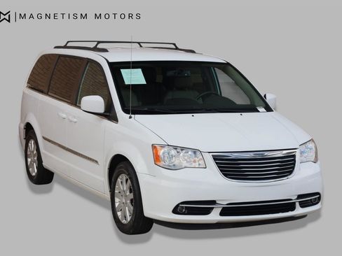 Used 2014 Chrysler Town & Country Touring FWD image 6