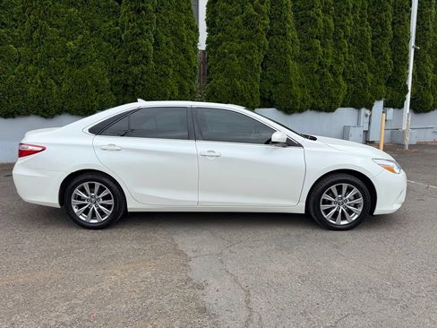 Used 2017 Toyota Camry XLE w/ Moonroof Package FWD image 10